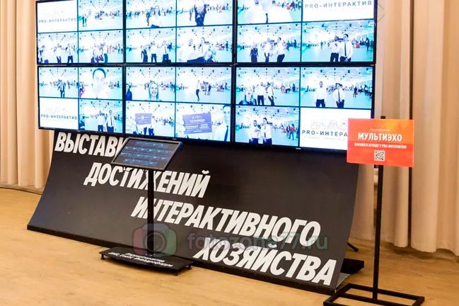 Брендирование юбки под телевизорами