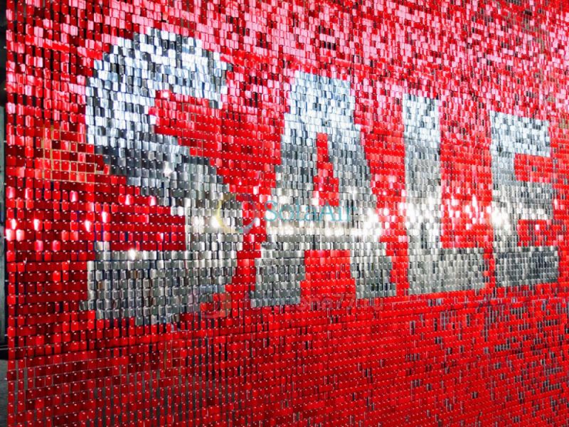 Надпись из пайеток на фотозоне из пайеток