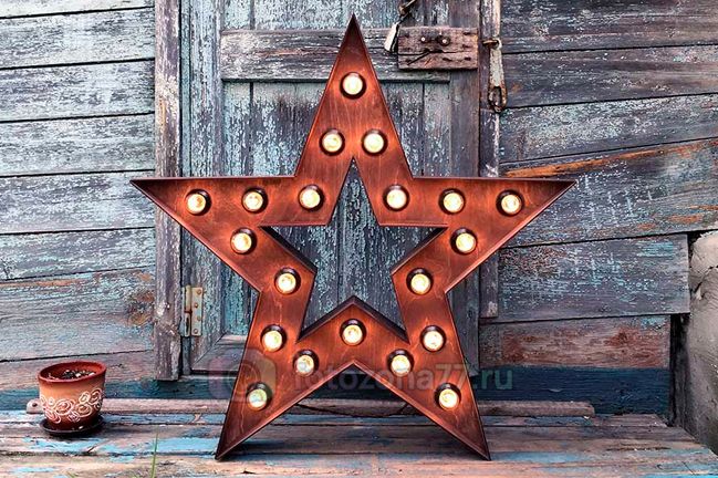 Деревянные фигуры с лампочками